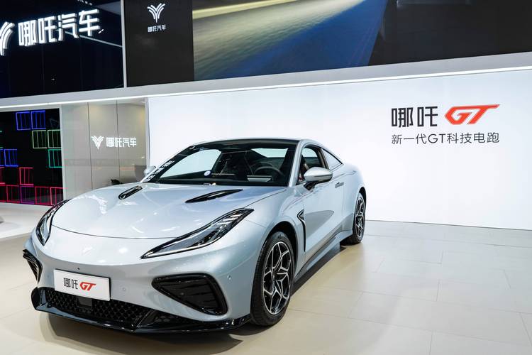 深圳275哪吒汽车在智能汽车领域的表现，领途汽车在新能源汽车市场中的影响力